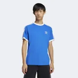 Remera Adidas de corte ajustado, color azul con detalles en blanco en el cuello redondo acanalado y en los puños. Presenta las icónicas tres rayas blancas en las mangas y el logo del trébol bordado en el pecho.