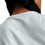 Remera deportiva Puma de mujer color gris jaspeado, de manga corta y cuello redondo. Cuenta con tecnología dryCELL para eliminar la humedad y mantenerte fresca y seca.