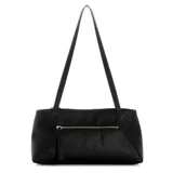 Cartera Guess modelo Devon de tipo shoulder bag, color negro con textura granulada, herrajes dorados y doble asa larga. Cuenta con un detalle colgante de cadena dorada con dije de la marca y el logo frontal impreso en tono dorado.