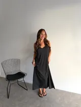 Vestido largo blanco con estampado de lunares negros, escote en V y tirantes finos.