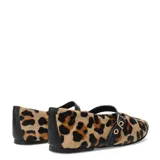 Balerinas de mujer con diseño de animal print, confeccionadas en cuero con textura de pelo. Presentan una tira ajustable sobre el empeine con hebilla metálica dorada y punta redondeada.