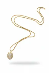 Collar largo de cadena tipo veneciana en color dorado, con dije central en forma de cabeza de pantera incrustado con cristales brillantes.