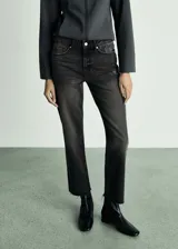Jeans de tiro medio con diseño recto y cinco bolsillos. Confeccionados en tejido 100% algodón estilo tejano vaquero con lavado desgastado y cierre delantero de cremallera y botón.