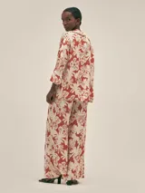 Pantalón palazzo ancho de seda viscosa estampada con flores y tigres. Cuenta con bolsillos laterales y elástico en la cintura.