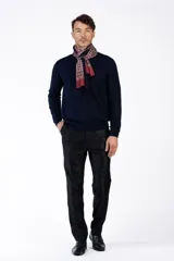 Sweater marrón de punto con cuello en V y mangas largas.