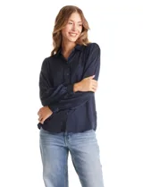 Camisa de satén marca Zac & Rachel, color azul marino, con cuello clásico, cierre frontal con botones y mangas largas con puños abotonados.