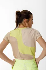 Remera de punto color beige con recortes curvos en amarillo.