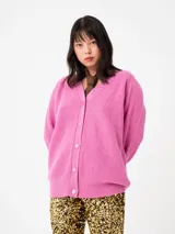 Cárdigan rosa de punto con botones a tono y silueta holgada.