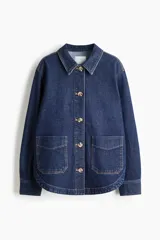 Campera camisera de denim azul oscuro con cuello, cierre frontal de botones, hombros caídos, mangas largas con puños abotonados y dos bolsillos delanteros de parche.