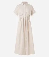 Vestido midi camisero de tricolina con estampado de rayas verticales finas en tonos beige y blanco. Tiene cuello solapa, mangas cortas con puños, abotonadura frontal y corte a la cintura.