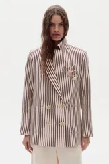Blazer de lino color beige con diseño de rayas verticales bordó, de doble botonadura, solapas de muesca y bolsillos delanteros con solapa.