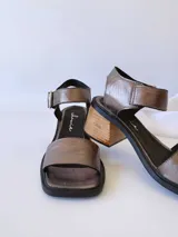 Sandalias de cuero color peltre con taco de madera.