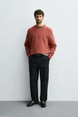 Sudadera de algodón color terracota, con cuello redondo, manga larga y puños y bajo acanalados. Presenta un efecto lavado que le da un aspecto desgastado.