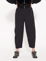 Pantalón negro de poplín con cintura elastizada, pierna ancha y bolsillos laterales. Corte cropped.