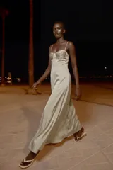Vestido midi de corte evasé con escote recto y copas con aros, confeccionado en tejido satinado con tirantes finos ajustables.
