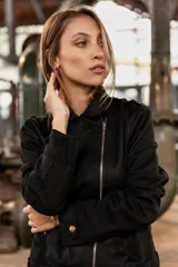 Chaqueta tipo biker de efecto gamuza en color verde militar, con cierre diagonal metálico, solapas clásicas y detalles de cierres en los bolsillos laterales.