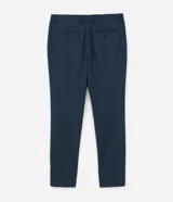 Pantalón de vestir masculino modelo básica, con cintura con trabillas, cierre tradicional con vista oculta y bolsillos laterales.