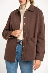 Sobrecamisa marrón de algodón con cuello camisero, cierre frontal con botones y bolsillos de parche en el pecho.