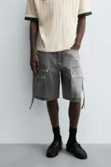 Bermuda de corte relajado en denim de algodón color beige, estilo cargo, con cinco bolsillos y bolsillos plastrón con solapa en las perneras.