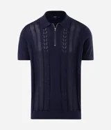 Polo de punto azul marino para hombre, confeccionada en algodón con textura de rayas verticales y patrón en zigzag, cuello polo con cierre frontal parcial y mangas cortas.