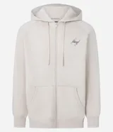 Saco masculino color beige, con capucha ajustable con cordón, cierre frontal por cremallera, manga larga con puños ajustados, bolsillo canguro y estampado lettering en el pecho.