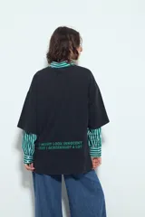 Remerón de manga corta con calce amplio y estética urbana, confeccionado con proceso de lavado que le otorga un efecto desgastado. Presenta una estampa gráfica frontal de un oso de goma en color verde.