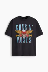 Remera oversized de algodón pesado color negro, con cuello redondo acanalado, hombros caídos y estampa frontal de Guns N' Roses con diseño de calavera y rosas.