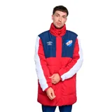 Parka de abrigo Umbro Heritage del Club Nacional de Football para hombre, modelo largo en color bordó con cuello alto, canesú superior en azul marino, mangas tricolor con bloques en blanco, rojo y azul, y escudo del club bordado en el pecho.
