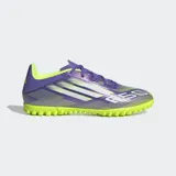 Championes de fútbol Adidas F50 Club, color violeta con detalles en blanco y amarillo flúor.