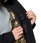 Campera tipo parka para mujer, color negro, con tecnología impermeable y transpirable. Cuenta con capucha ajustable forrada en sherpa con borde de piel sintética, cierre frontal bidireccional, cintura ajustable y múltiples bolsillos con cremallera. Incluye puños interiores acanalados para mayor protección contra el frío.