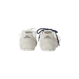 Championes New Balance x Miu Miu modelo 530, color blanco y marfil, con diseño de malla y superposiciones de gamuza. Incluyen cordones blancos y un juego adicional de cordones oscuros.