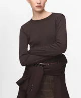 Camiseta Eni de manga larga y cuello redondo, confeccionada en algodón.