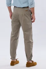 Pantalón bombacha de campo color caqui, de corte tradicional con pinzas en la cintura y botamanga ajustada con botones.