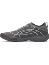 Championes de entrenamiento Under Armour modelo UA W Sculpt TR, color gris oscuro con diseño de líneas abstractas en tono más claro. Presentan una estructura de micromalla transpirable, lengüeta de una sola pieza y entresuela de amortiguación EVA.