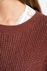 Chaleco sin mangas de tejido de punto color rosado pálido, con textura calada y acabado lurex, corte al cuerpo y cuello redondo.