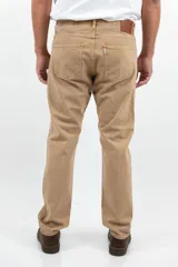 Pantalón color camel con corte de jean clásico y fit relajado.