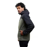 Campera cortaviento Maui and Sons, diseño bicolor en negro y verde militar. Cuenta con capucha ajustable, cierre frontal completo, bolsillo vertical con cierre en el pecho y puños elásticos.