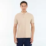 Remera polo de piqué de algodón en color beige, con cuello clásico y cierre frontal de tres botones.