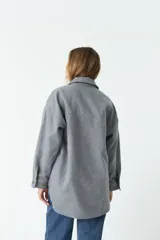 Sobrecamisa color marrón con cuello camisero, cierre frontal con botones, dos bolsillos con solapa en el pecho y corte holgado.