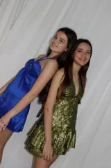 Vestido corto azul metalizado con diseño cut-out, argolla central en el busto, tirantes halter y falda con volado en el ruedo.