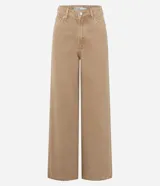 Pantalón wide leg de sarga color beige, con cintura alta, cierre frontal con botón y cremallera, y bolsillos funcionales.