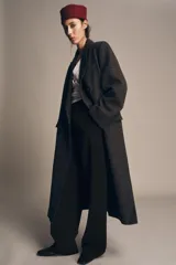 Casquete de estilo minimalista confeccionado en lana 100%, con diseño de copa redondeada y borde con vuelta.