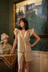 Short de tiro alto confeccionado en lino, con cierre frontal de botón forrado en la misma tela y pinzas que realzan la silueta.