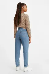 Pantalón jeans mom fit de tiro alto y lavado azul clásico, con cordón ajustable en la cintura y corte cónico en las piernas.