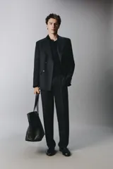 Blazer cruzado regular fit negro, con solapa de pico, bolsillos con solapa en la cadera, bolsillo de vivo en el pecho y cierre frontal con doble botonadura.