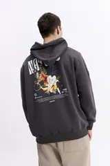 Canguro con capucha y cordones ajustables en color beige, con diseño de calce regular y estampado frontal pequeño.