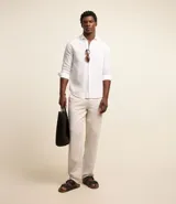 Camisa de manga larga Marfinno con cuello camisero y cierre frontal de botones. Confeccionada en tejido plano de lino y algodón.