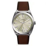 Reloj Fossil modelo Everett con caja plateada de acero inoxidable de 42mm y correa de cuero marrón de 18mm. Esfera color champán con textura, agujas plateadas y fechador a las 6. Resistente al agua hasta 50 metros.