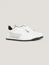 Zapatillas de corte bajo inspiradas en el baloncesto, confeccionadas en piel blanca con detalles en negro. Presentan el logo de Tommy Jeans oversize en el lateral, suela cupsole de goma y perforaciones en la puntera para mayor ventilación.
