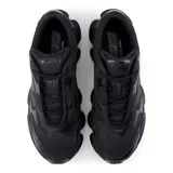 Championes New Balance modelo 2000, de diseño urbano y deportivo en color negro total. Presentan una estructura de malla transpirable con superposiciones sintéticas estilizadas y una suela robusta con tecnología de amortiguación Abzorb.